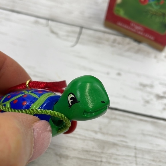 HALLMARK “WIGGLES” Christmas ornament vintage 2001 - Picture 5 of 7